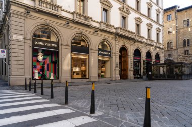 Floransa, İtalya. Ocak 2022 'de şehir merkezindeki Louis Vuitton marka mağazasının pencerelerinin manzarası.