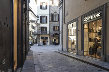 Floransa, İtalya. Ocak 2022 'de şehir merkezindeki Monblanc marka mağazasının pencerelerinin manzarası