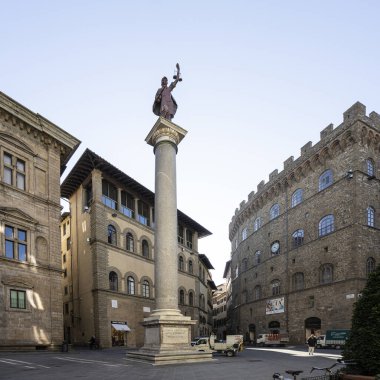 Floransa, İtalya. Ocak 2022. Kutsal Üçlü Meydanı 'nın panoramik manzarası şehir merkezinde.