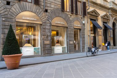 Floransa, İtalya. Ocak 2022 'de şehir merkezindeki Tiffany & Co marka mağazasının vitrinlerinin manzarası