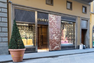 Floransa, İtalya. Ocak 2022 'de şehir merkezindeki Gucci marka mağazasının pencerelerinin manzarası