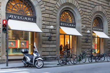 Floransa, İtalya. Ocak 2022 'de şehir merkezindeki Bulgari marka mağazasının pencerelerinin manzarası