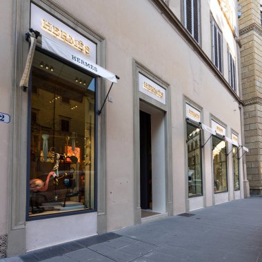 Floransa, İtalya. Ocak 2022 'de şehir merkezindeki Hermes marka mağazasının pencerelerinin görüntüsü