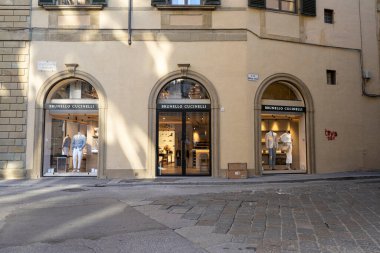 Floransa, İtalya. Ocak 2022 Brunello Cucinelli marka mağazasının şehir merkezindeki pencerelerinin manzarası