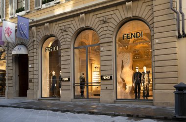 Floransa, İtalya. Ocak 2022 'de şehir merkezindeki Fendi marka mağazasının pencerelerinin manzarası.