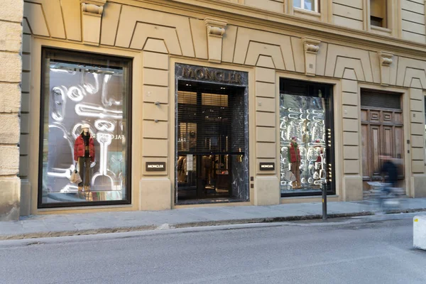 Floransa Talya Ocak 2022 Şehir Merkezindeki Moncler Marka Mağazasının Pencerelerinin — Stok fotoğraf