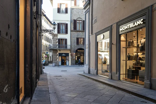 Floransa, İtalya. Ocak 2022 'de şehir merkezindeki Monblanc marka mağazasının pencerelerinin manzarası