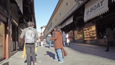 Floransa, İtalya. Ocak 2022 'de şehir merkezindeki Arnon Nehri üzerinden Ponte Vecchio' daki dükkanlar arasında dolaşan turistlerin görüntüsü