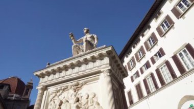 Floransa, İtalya. Ocak 2022 San Lorenzo Bazilikası ve Giovanni delle Bande Nere Anıtı 'nın şehir merkezindeki dış manzarası