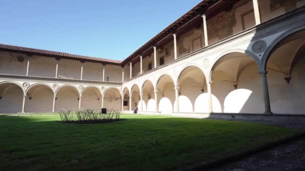 イタリアのフィレンツェ 2022年1月街の歴史的中心部にあるサンタ クローチェ大聖堂の古代回廊 — ストック動画