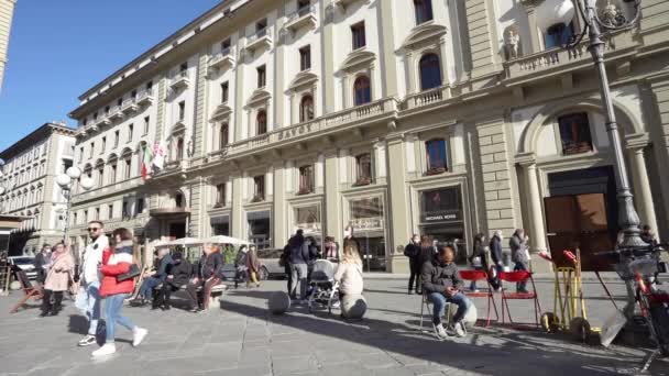 Флоренция Италия Январь 2022 Люди Улице Пьяцца Делла Репубблица Савойским — стоковое видео