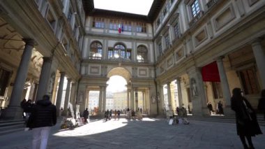 Şehrin tarihi merkezindeki Uffizi meydanında gezinen insanlar