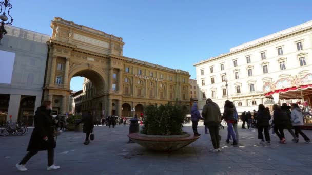 イタリアのフィレンツェ 2022年1月街の歴史的中心部にある広場 デッラ レプブリカの古代の建物の眺め — ストック動画