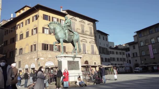 イタリアのフィレンツェ 2022年1月 街の歴史的中心部にあるコジモ1世 メディチの乗馬像 — ストック動画