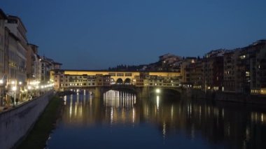 Floransa, İtalya. Ocak 2022 Ponte Vecchio köprüsünün şehir merkezindeki Arno nehri üzerindeki gece manzarası.