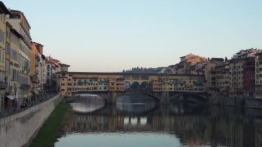 Floransa, İtalya. Ocak 2022 Ponte Vecchio köprüsünün şehir merkezindeki Arno nehri üzerindeki gece manzarası.