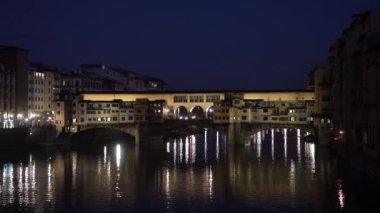Floransa, İtalya. Ocak 2022 Ponte Vecchio köprüsünün şehir merkezindeki Arno nehri üzerindeki gece manzarası.