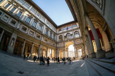 Floransa, İtalya. Şehir merkezindeki Uffizi meydanının panoramik görüntüsü Ocak 2022