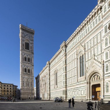 Floransa, İtalya. Ocak 2022 'de Giotto' nun çan kulesinin ve şehir merkezindeki Santa Maria del Fiore katedralinin manzarası.
