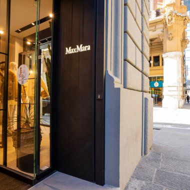 Floransa, İtalya. Ocak 2022 'de şehir merkezindeki Max Mara marka mağazasının pencerelerinin manzarası.