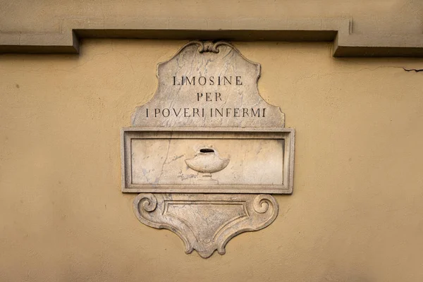Florencja Włochy Styczeń 2022 Szczelina Ścianie Starożytnego Budynku Zbierania Ofiar — Zdjęcie stockowe
