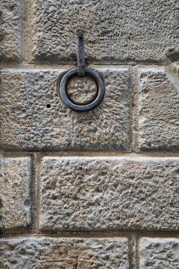 Floransa, İtalya. Ocak 2022 'de şehir merkezindeki ortaçağ binalarının duvarlarına atları bağlayan demir halkalar takıldı.