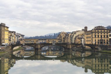 Floransa, İtalya. Ocak 2022. Santa Trinita Köprüsü, Bartolomeo Ammanati tarafından tasarlanmış üç kemerli bir köprüdür.