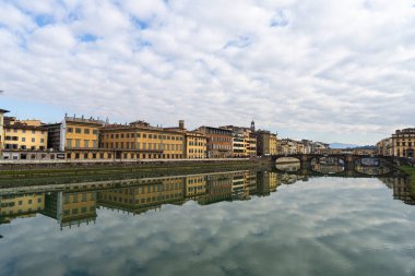 Floransa, İtalya. Ocak 2022. Santa Trinita Köprüsü, Bartolomeo Ammanati tarafından tasarlanmış üç kemerli bir köprüdür.
