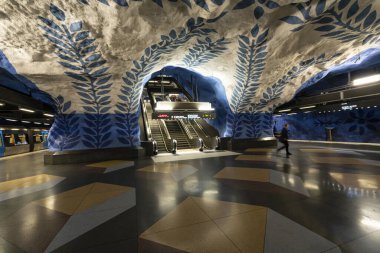 Stockholm, İsveç. Eylül 2019. T-Centralen Metro İstasyonu platformunun iç görünümü