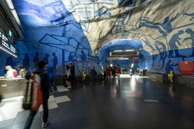 Stockholm, İsveç. Eylül 2019. T-Centralen Metro İstasyonu'nun iç görünümü