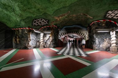 Stockholm, İsveç. Eylül 2019. Kungstradgarden Metro Stration platformunun iç görünümü