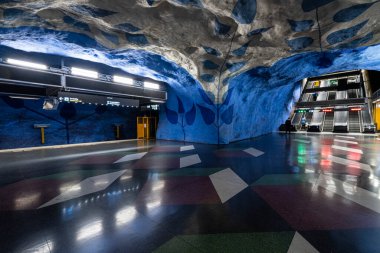 Stockholm, İsveç. Eylül 2019. T-Centralen Metro İstasyonu platformunun iç görünümü