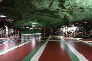 Stockholm, İsveç. Eylül 2019. Kungstradgarden Metro Stration platformunun iç görünümü