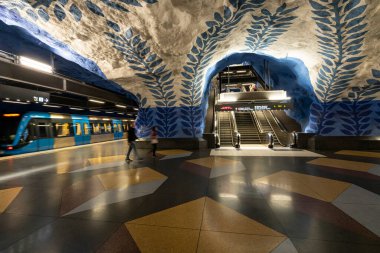 Stockholm, İsveç. Eylül 2019. T-Centralen Metro İstasyonu platformunun iç görünümü
