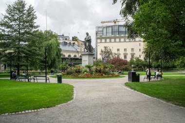 Stockholm, İsveç. Eylül 2019. Berzelii parkın merkezinde Berzelii heykeli