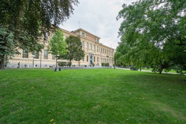 Stockholm, İsveç. Eylül 2019. Parktan İsveç Milli Kütüphanesi'nin panoramik görünümü