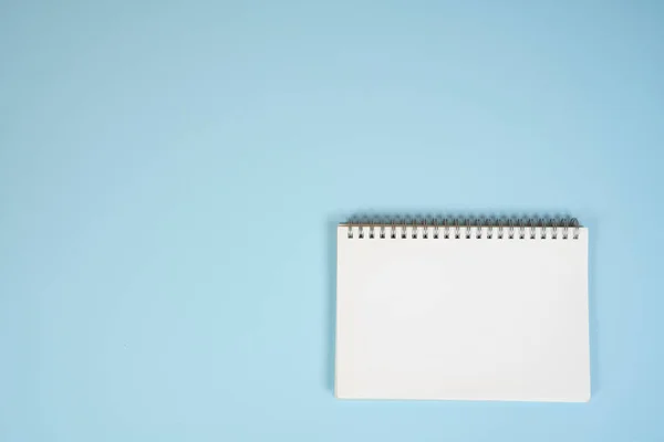 Una Libreta Blanca Blanco Sobre Una Superficie Azul —  Fotos de Stock