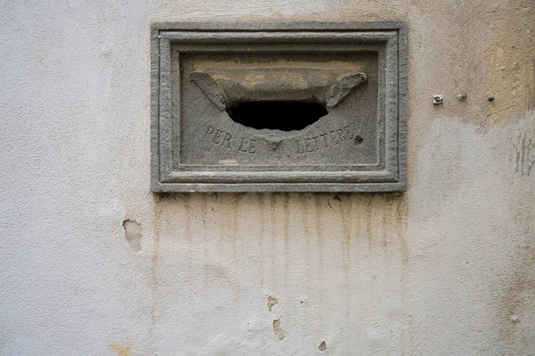 意大利佛罗伦萨 2022年1月在市中心的墙上安放了一个古老的信箱 — 图库照片