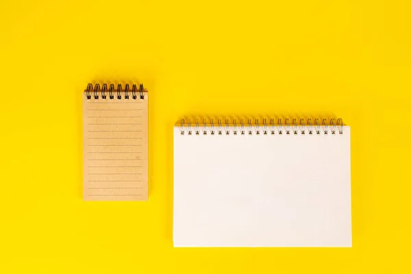 Dva Prázdné Notepady Žlutém Povrchu Pozadí — Stock fotografie