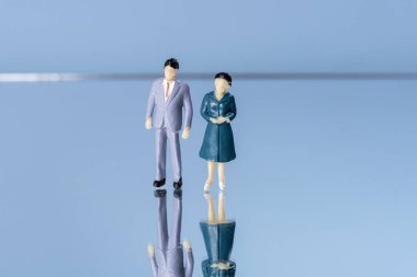 Bir çift minyatür insan ayna yüzeyinde birlikte.