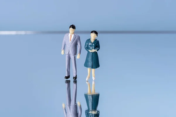 Ein Paar Miniaturmenschen Zusammen Auf Einer Spiegelfläche — Stockfoto