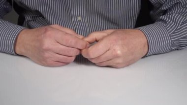 Orta yaşlı bir adamın elleri ile küçük gerginlik jestleri