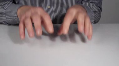 Bir tartışma sırasında orta yaşlı bir adamın el hareketleri.