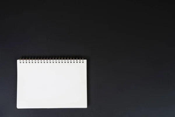 Cuaderno Espiral Blanco Sobre Fondo Negro —  Fotos de Stock