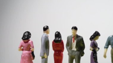 Beyaz arka planda bir sıra minyatür insanın kaydırılması.