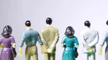 Beyaz arka planda bir sıra minyatür insanın kaydırılması.