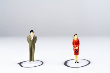 Beyaz bir yüzeye çizilmiş küçük bir çift.