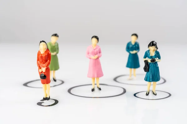 Einzelne Weibliche Miniaturmodelle Isoliert Innerhalb Von Kreisen Auf Einer Weißen — Stockfoto
