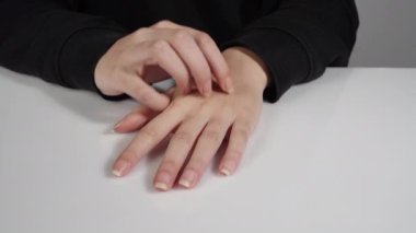 Elini kaşıyan bir kadın heyecanla bekliyor..