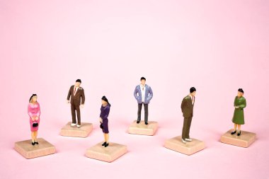 Bazı minyatür model insanlar ahşap pervazların tepesinde.